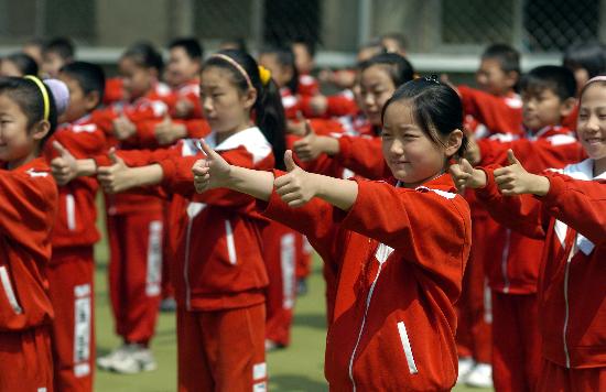 济南小学生学习奥运赛场文明加油手势