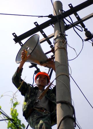 > 农村有线广播服务群众