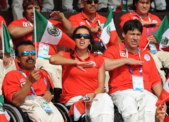 图文-墨西哥代表团在残奥村举行升旗仪式 高唱国歌