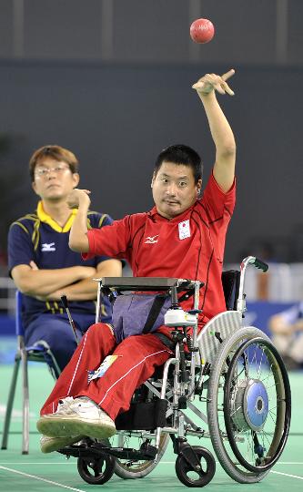 图文-残奥会硬地滚球首日赛况 木谷孝之比赛中投球