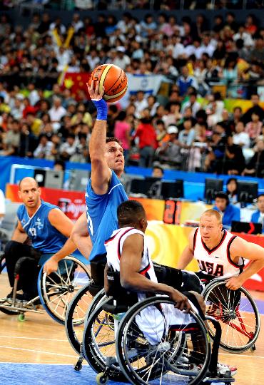 图文-残奥会轮椅篮球美国胜以色列 德罗尔高举进攻