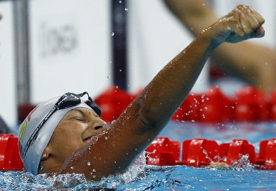 图文残奥会游泳比赛首日赛况佩拉莱斯庆祝夺冠