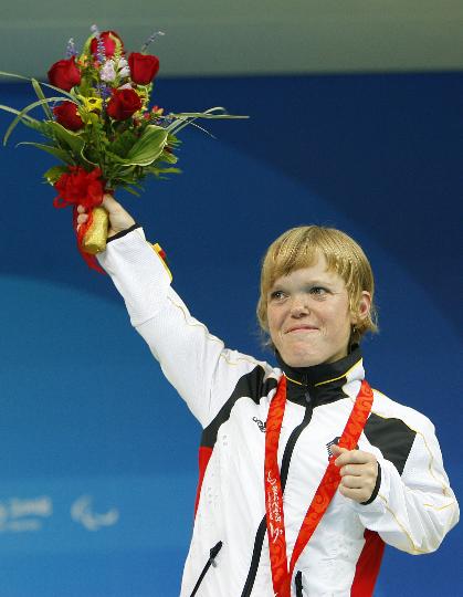 图文-残奥会游泳比赛首日赛况 玛丽亚登上奖台