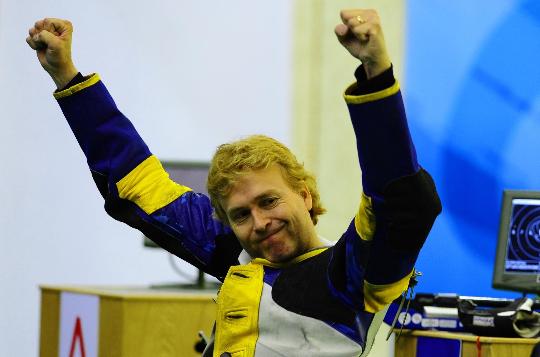 图文r1级男子10米气步枪立射雅各布松夺得金牌