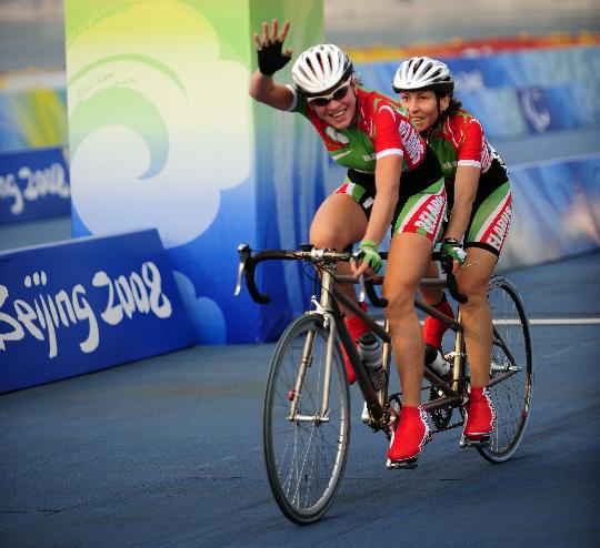 图文白俄罗斯选手获女子个人赛冠军开心招手示意