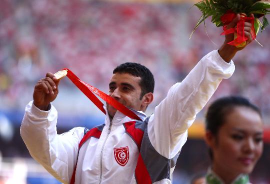 图文-男子标枪f33/34/52级颁奖仪式 冠军展示金牌