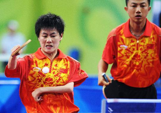 乒乓球——中国队获男子团体m6-8冠军9月16日,中国选手叶超群(左)