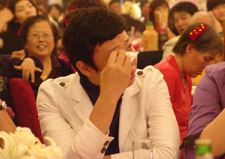 图文-中国女排老将张娜大婚 冯坤激动得热泪盈眶