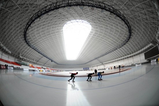 速滑馆建筑面积22268平方米,将作为第24届大学生冬季运动会的速度滑冰