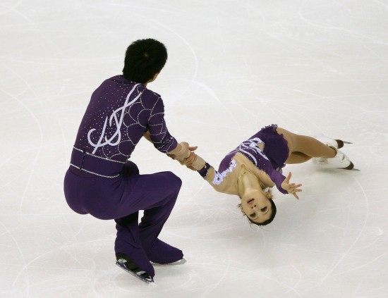 图文-张丹张昊勇夺三连冠 展示高难度旋转动作