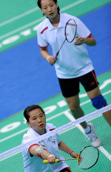 当日,在青岛体育馆进行的第十一届全运会羽毛球预赛女子双打比赛中