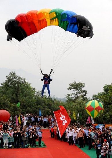 图文中国安阳滑翔伞世界杯热身赛开幕落地瞬间