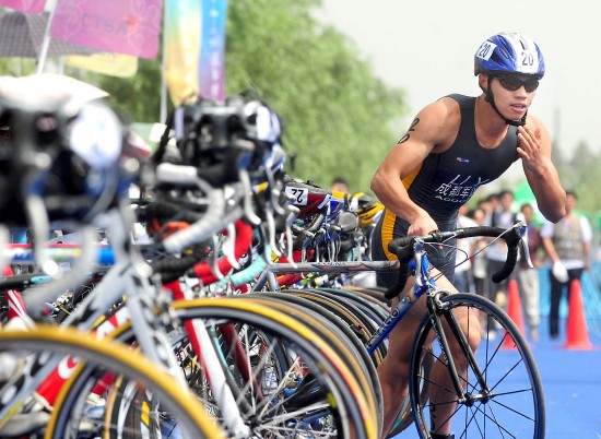 图文-全国铁人三项锦标赛开赛 推上车子奋起直追
