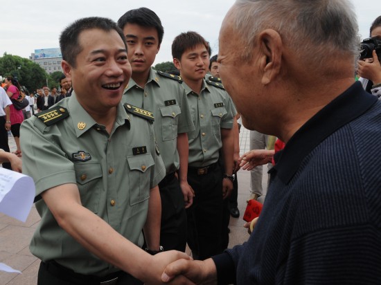 圖文世界冠軍來到軍墾城市石河子王濤老戰士握手