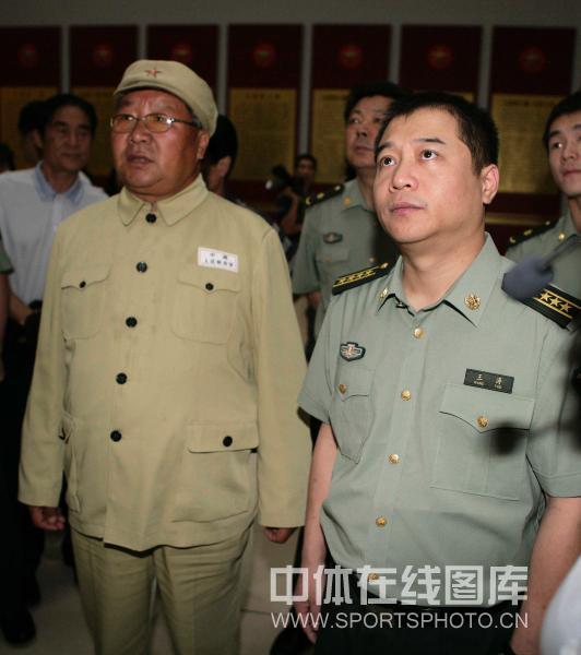 图文-乒乓球名将新疆军垦行 王涛参观军垦博物馆