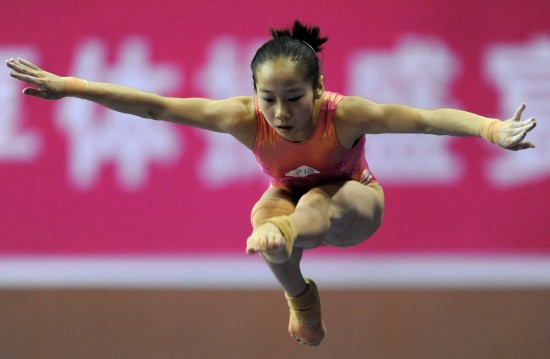 图文全国体操冠军赛第二日资格赛邓琳琳小心翼翼