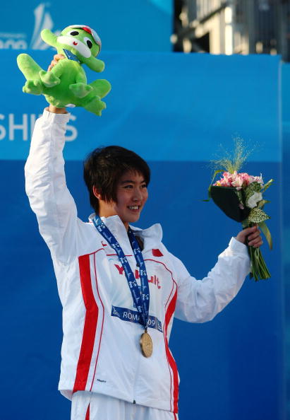 图文世锦赛女子100米蝶泳决赛焦刘洋高举吉祥物