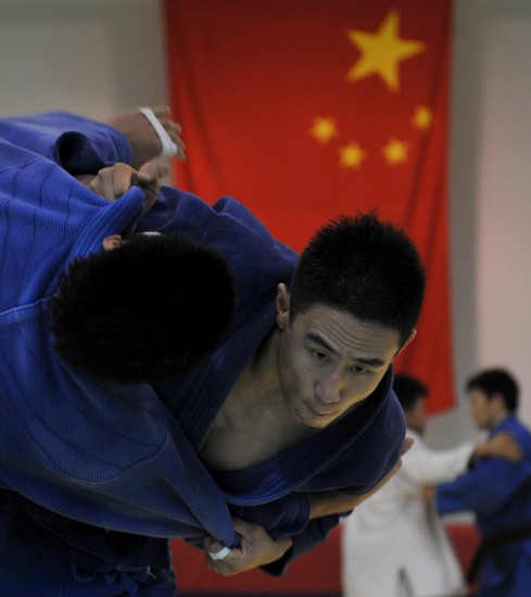 8月17日,北京男子柔道队选手李扬(右)在进行训练.