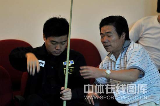 图文-丁俊晖参加全国体育大会斯诺克赛 父子齐上阵