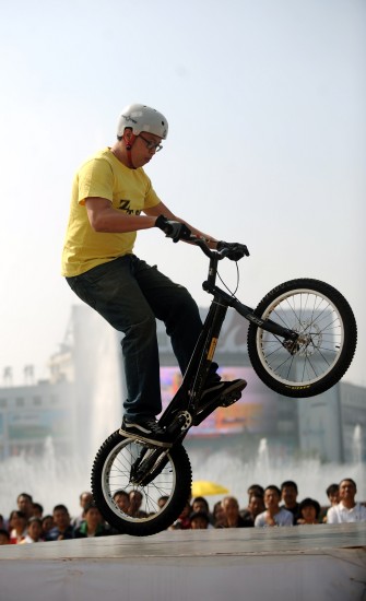 图文-精彩刺激的极限运动秀 选手表演小轮车特技