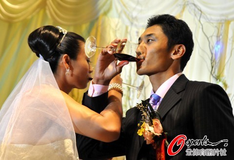 图文沙排冠军田佳大婚夫妻二人喝交杯酒
