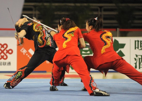 圖文-全運會武術套路女子對練決賽 江蘇隊在表演