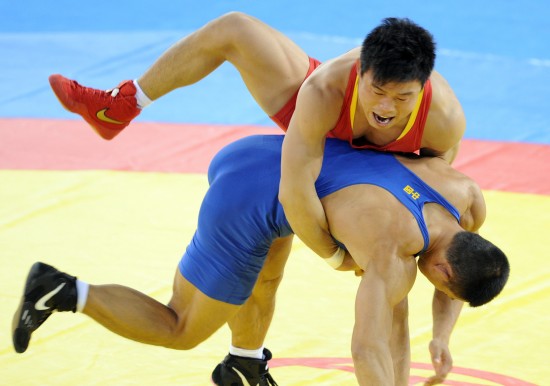 图文-全运男子古典跤74公斤级决赛 双方全力以赴
