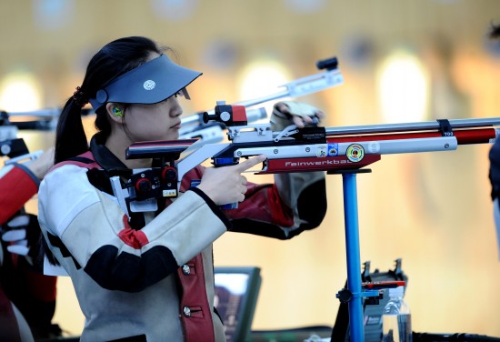 图文女子10米气步枪团体决赛殷雯聚精会神准备