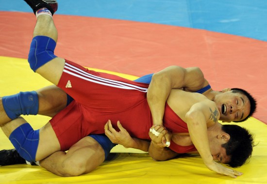 图文男子自由跤84公斤级斯日古楞被摔倒在地