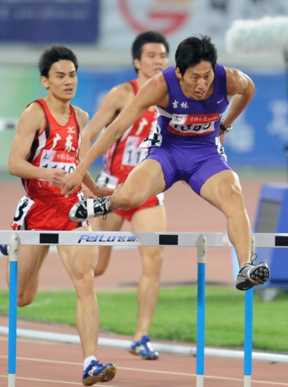 图文吉林队获男子400米栏冠军吉林选手孟岩比赛中