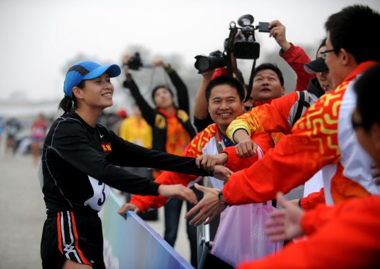 图文-董乐安获现代五项女子个人冠军 接受祝贺