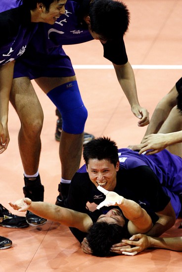 图文上海男排击败解放军夺冠队员倒地庆祝