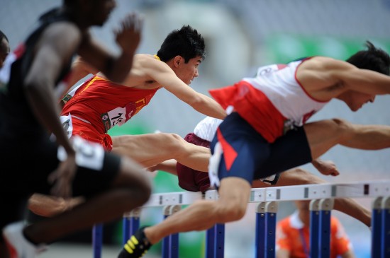 图文田径亚锦赛男子110米栏预赛史冬鹏过栏瞬间