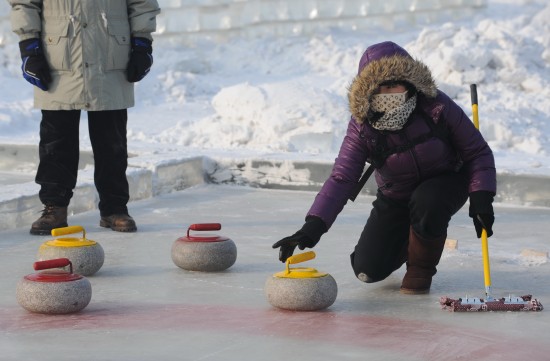 图文冰天雪地玩冰壶松花江上体验冰壶乐趣