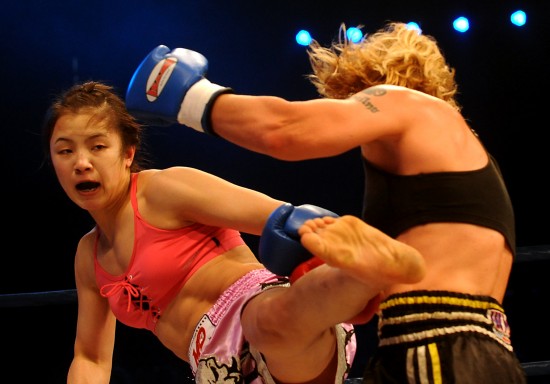 图文-中非搏击对抗赛在郑州举行 柏晶凶横拳脚