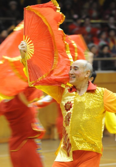 图文-哈尔滨举办老年舞蹈百花赛 老年人劲头十足