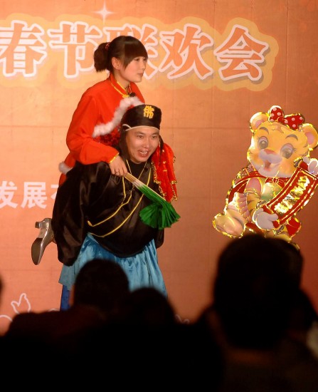 图文国家射击队春晚热闹迎新年二人转八戒背媳妇