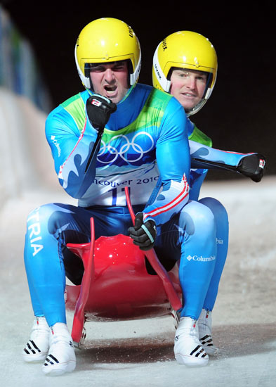 双人雪橇车比赛图片