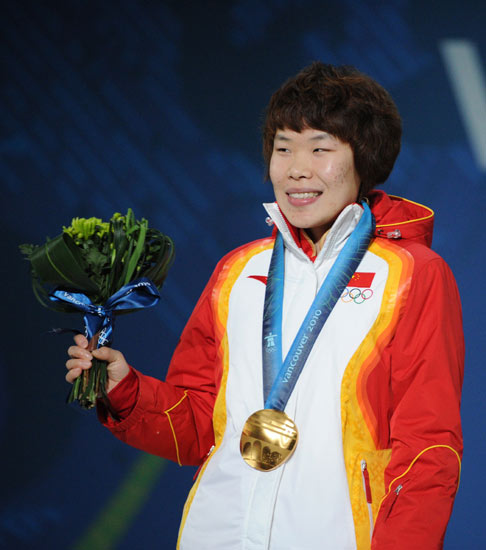 2010年温哥华冬奥会短道速滑女子1500米颁奖仪式举行,夺冠的中国周洋
