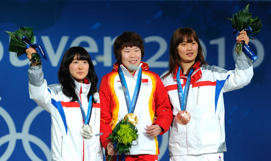会短道速滑女子1500米颁奖仪式举行,夺冠的中国周洋站上最高领奖台