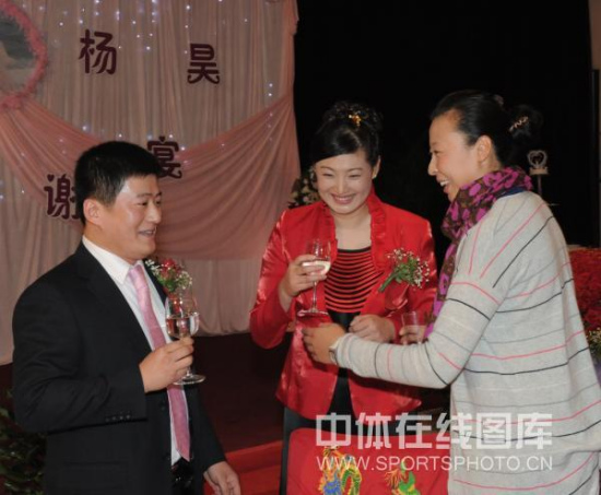 图文女排名将杨昊在京举行婚礼队长冯坤敬酒