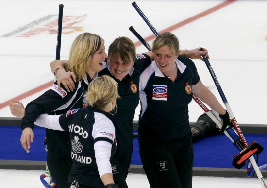 图文女子冰壶世锦赛苏格兰队选手庆祝胜利