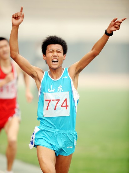 4月18日,山东泰山体育队选手魏鹏在赛后庆祝胜利.