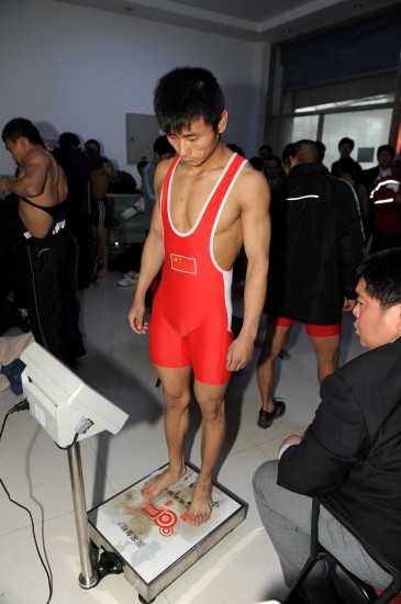 图文-男子古典式摔跤锦标赛在即 运动员赛前称重