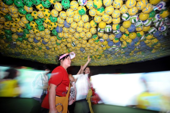 图文上海世博会园区巴西馆足球元素顶棚堆满足球