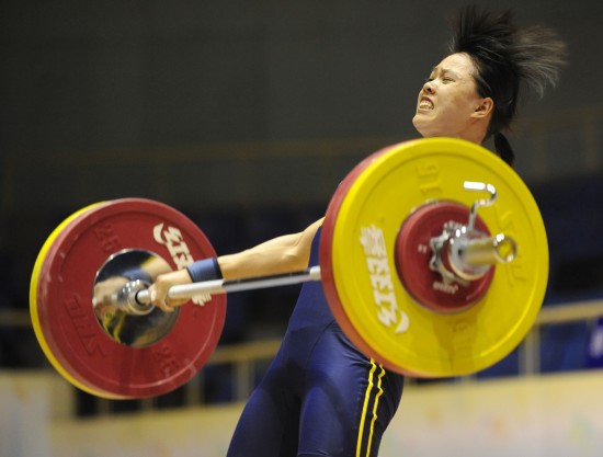 图文女举全锦赛63公斤级冠军陈爱婵发力瞬间