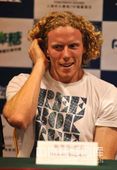 图文-众星出席上海站新闻发布会 撑杆跳选手胡克