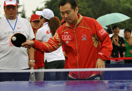 图文奥运冠军走进石河子乒乓球奥运冠军孔令辉