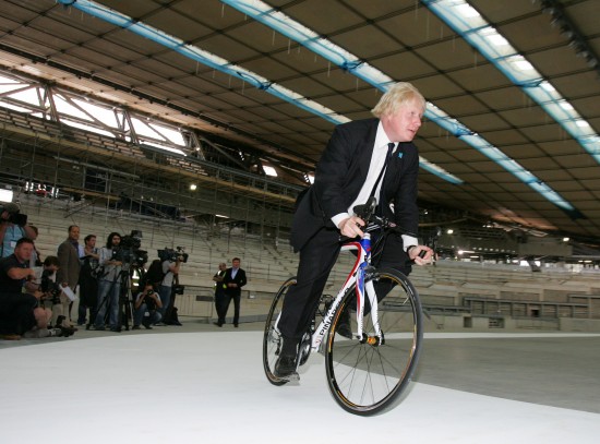 鲍里斯约翰逊骑自行车图片