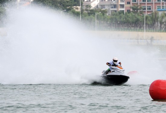 图文-亚洲水上摩托中国公开赛 加大马力向前冲